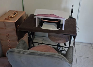 Espace manucure élégant chez Beauty Full Butterfly à Saint Pierre, FR.