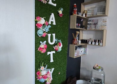 Mur décoratif floral chez Beauty Full Butterfly, Saint pierre, FR avec étagères cosmétiques élégantes.