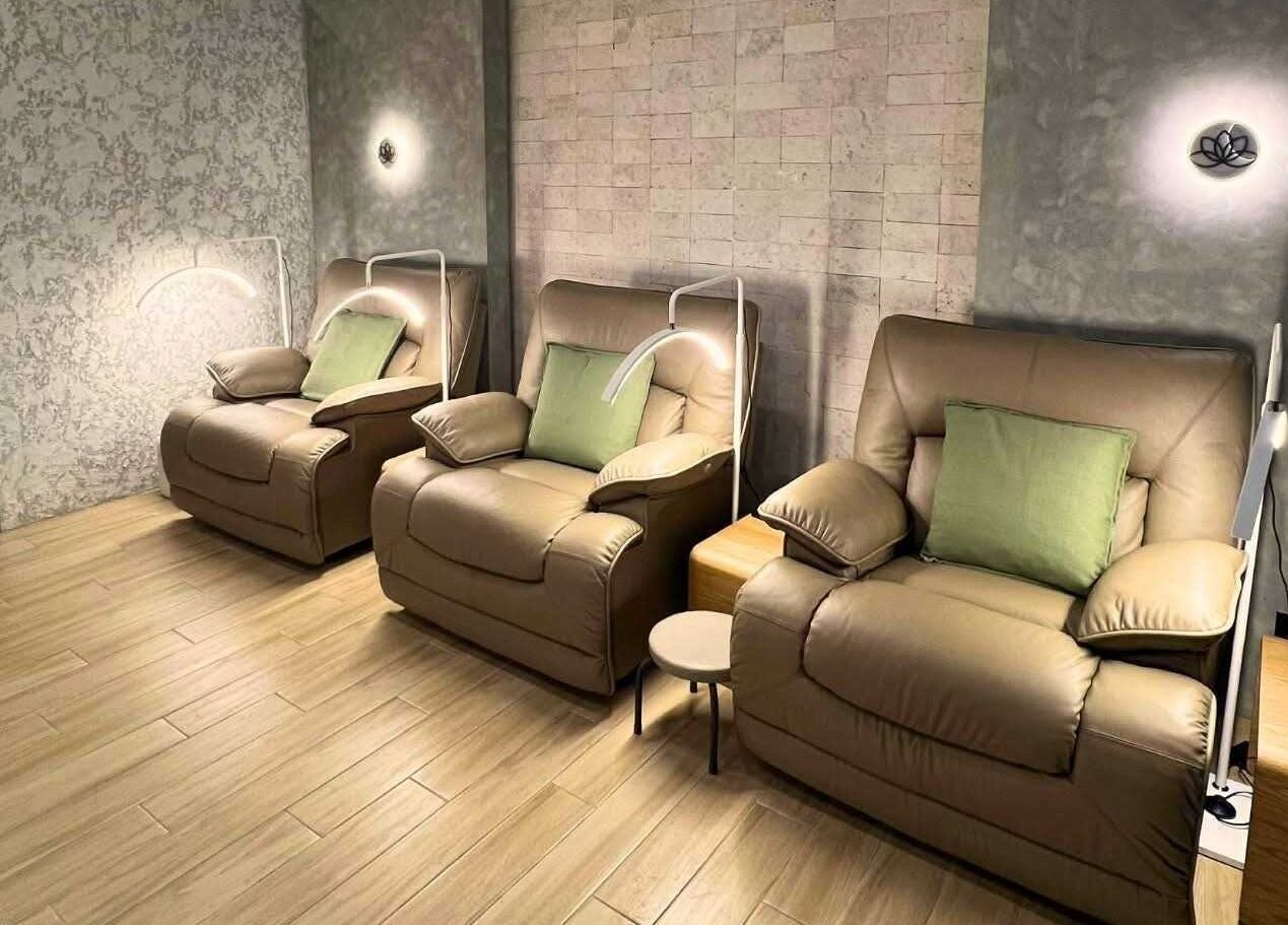 Cozy reclining chairs at Oona Calming & Wellness Spa, Baliwag, Central Luzon, PH for ultimate relaxation.