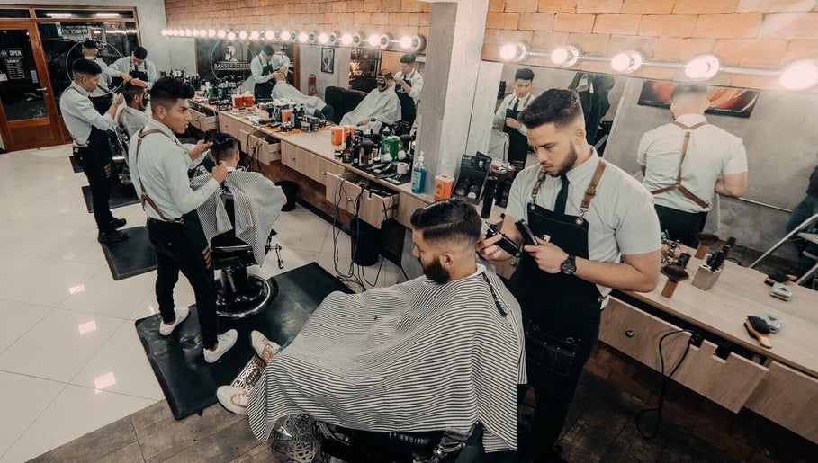 Barberia Skills en San Juan de Lurigancho PE, ofrece cortes modernos en un ambiente profesional.