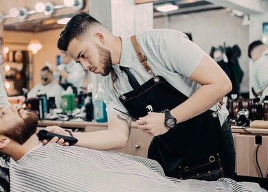 Barbero estilizando barba en Barberia Skills, San Juan de Lurigancho, PE. Excelente atención al cliente.