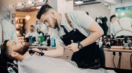 Barbero estilizando barba en Barberia Skills, San Juan de Lurigancho, PE. Excelente atención al cliente.