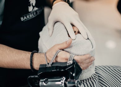 Tratamiento de vapor facial en Barberia Skills, San Juan de Lurigancho, PE, destacando su servicio de calidad.