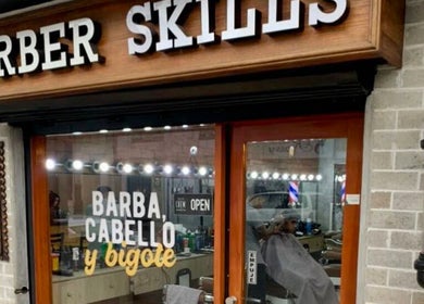 Fachada de Barberia Skills en San Juan de Lurigancho, PE. Entrada iluminada con cartel clásico.