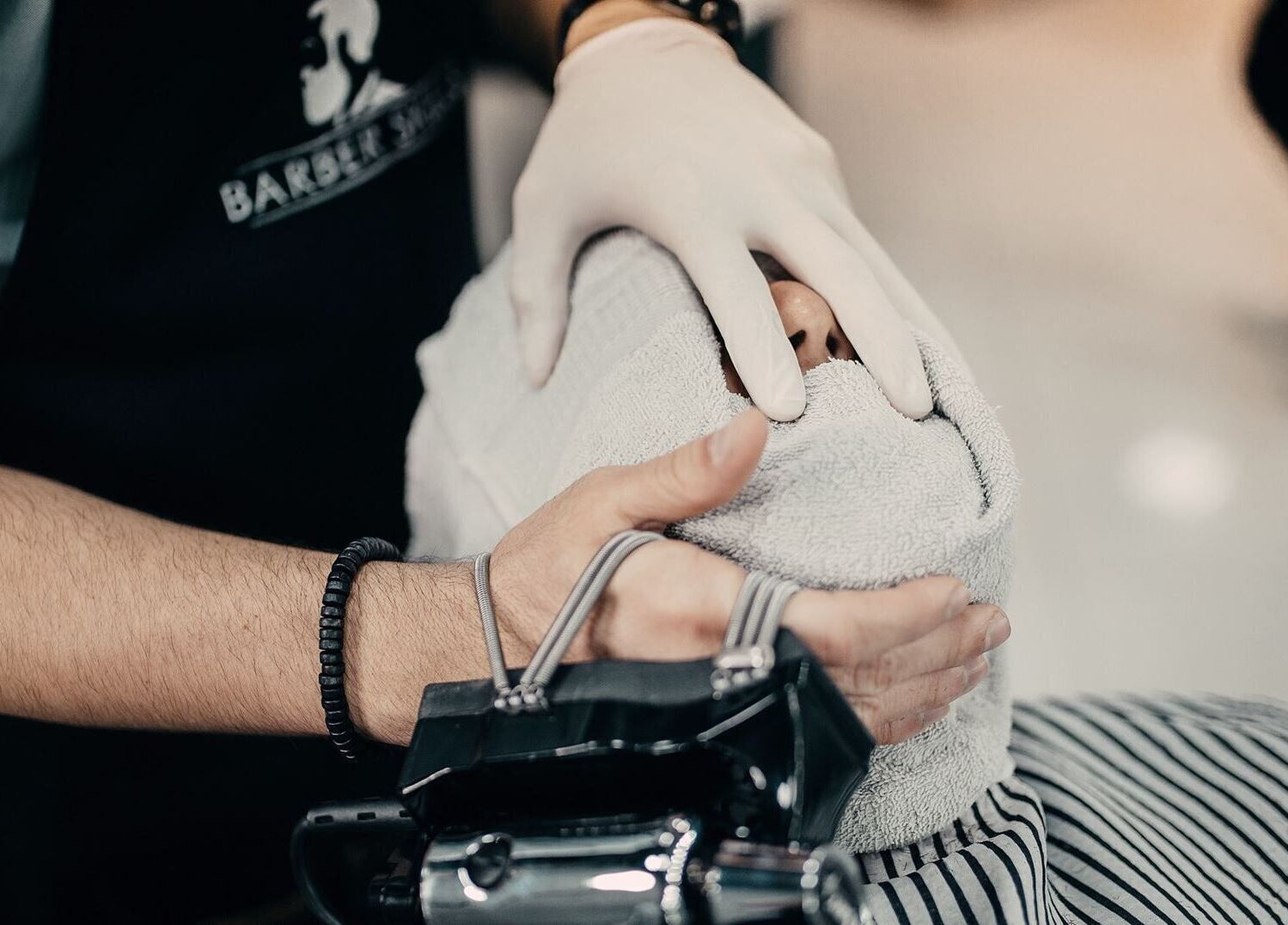 Tratamiento facial en Barberia Skills, San Juan de Lurigancho, PE, mostrando atención profesional.