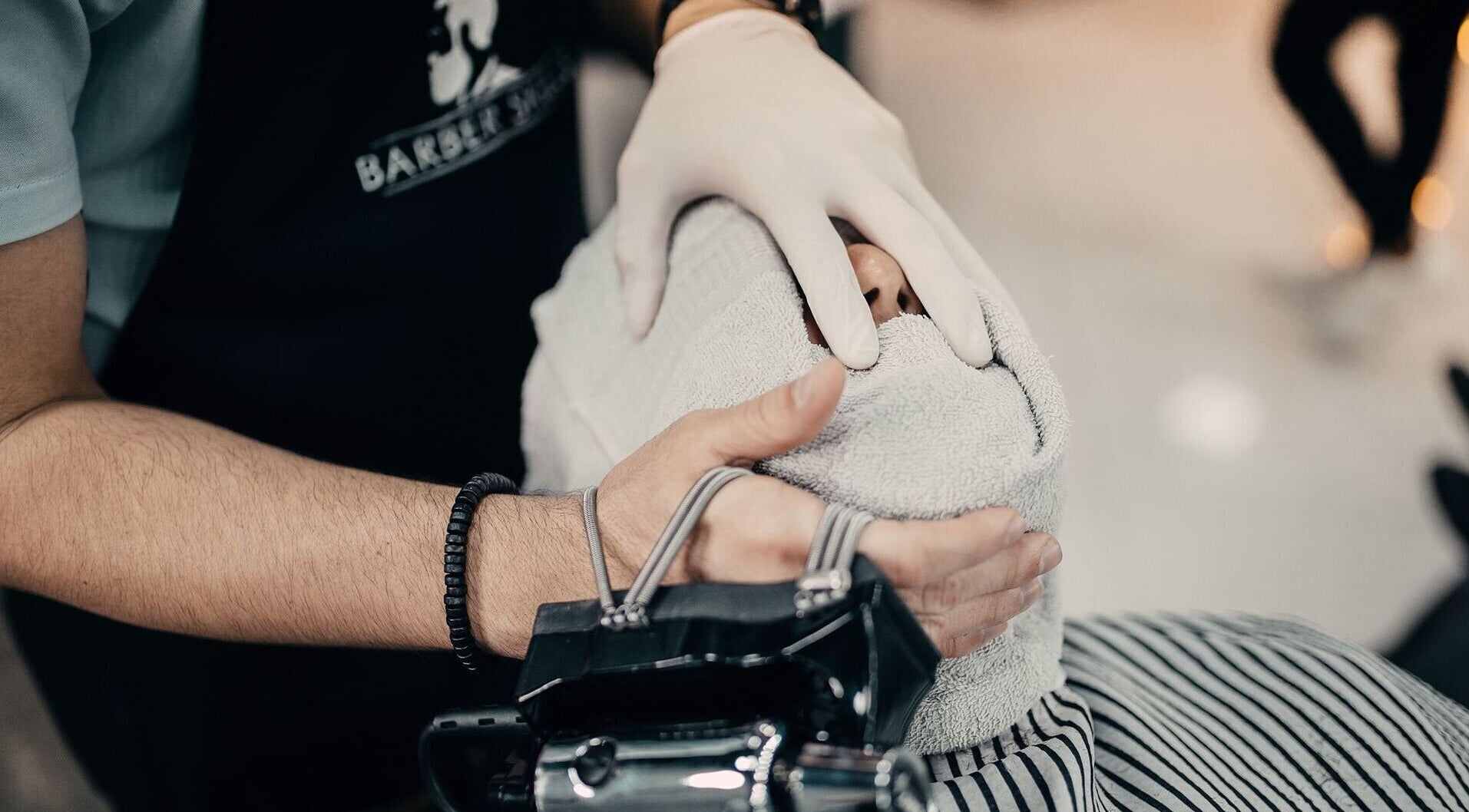 Tratamiento facial en Barberia Skills, San Juan de Lurigancho, PE, mostrando atención profesional.