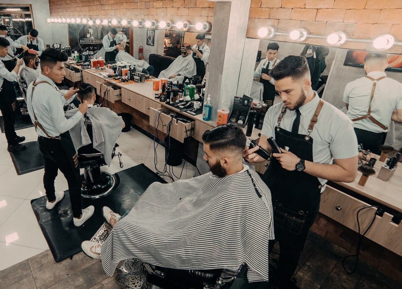 Interior de Barberia Skills en San Juan de Lurigancho, PE, mostrando a barberos en acción.