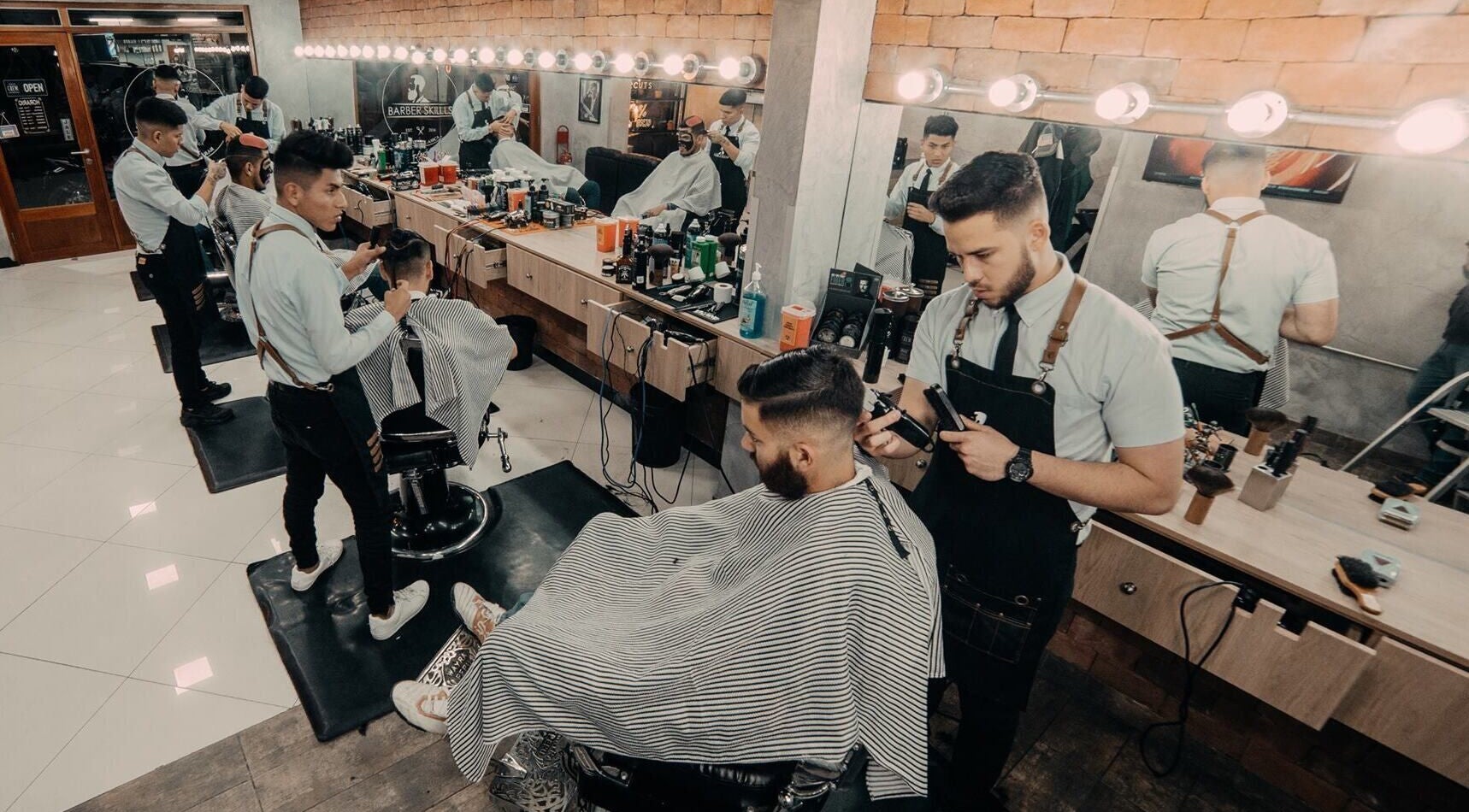 Interior de Barberia Skills en San Juan de Lurigancho, PE, mostrando a barberos en acción.