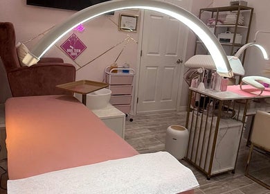 Modern beauty treatment room at CuteTique Salon in Kissimmee, Florida, US. Cozy and inviting setup.