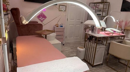 Modern beauty treatment room at CuteTique Salon in Kissimmee, Florida, US. Cozy and inviting setup.