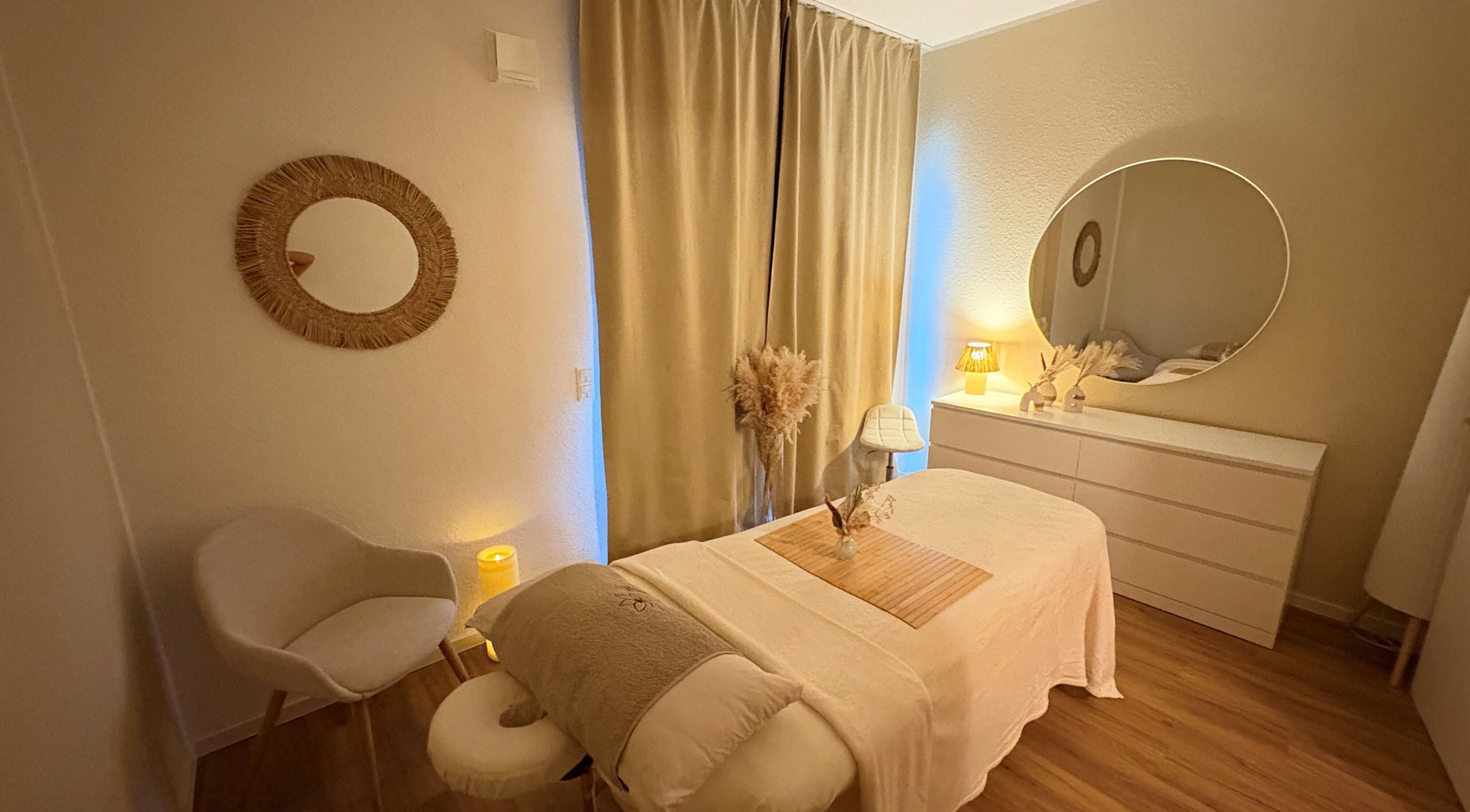 Behandlungsraum bei Karla Thometzki Ästhetik in Langenfeld, Nordrhein-westfalen, DE mit gemütlichem Ambiente.