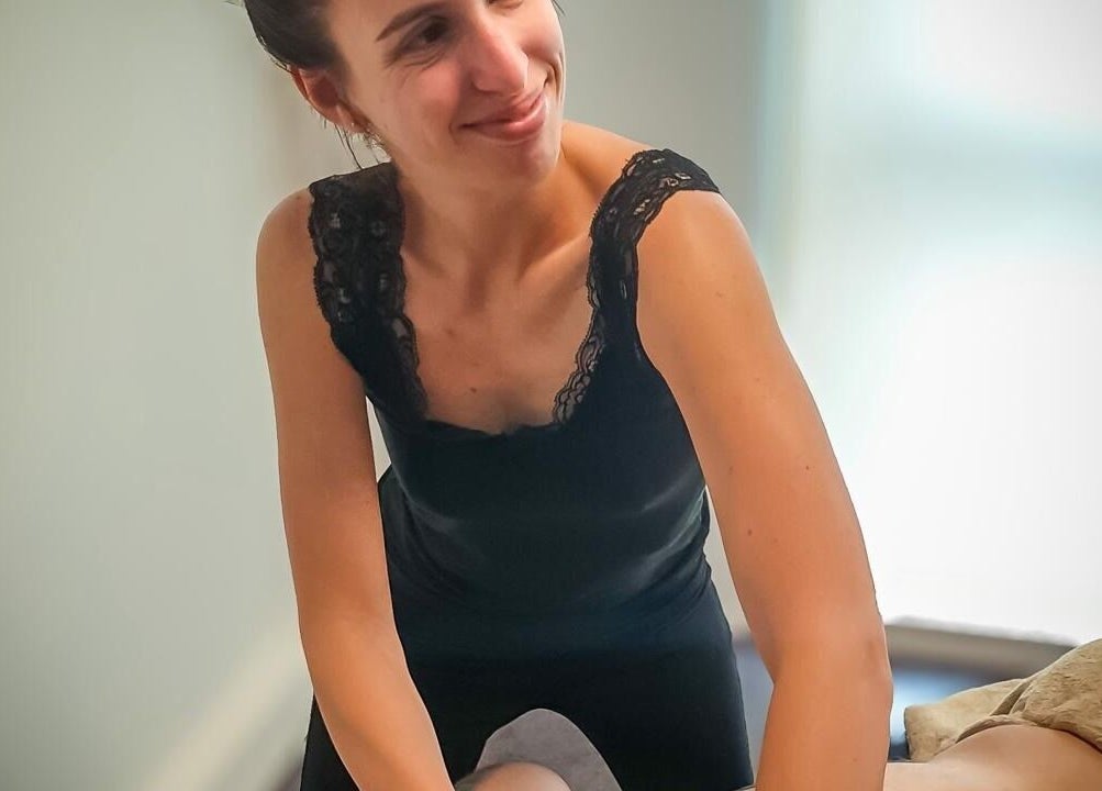 Thérapeute souriante effectuant un massage chez Osmose, massages bien-être et sportif à Rioz, Bourgogne-franche-comté, FR.