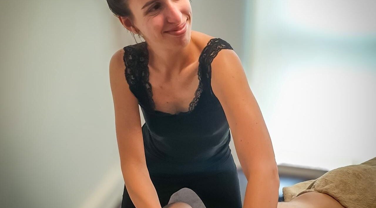 Thérapeute souriante effectuant un massage chez Osmose, massages bien-être et sportif à Rioz, Bourgogne-franche-comté, FR.