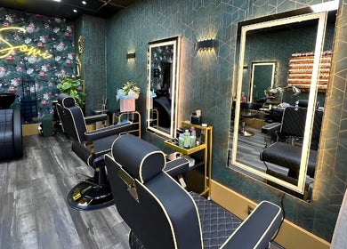 Luxury salon setting inside Somi’s Hair and Beauty, Glasgow, Scotland, GB, featuring elegant chairs and mirrors.