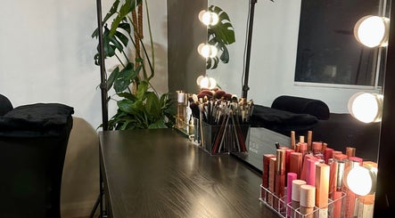 Mesa de maquiagem com espelho iluminado no CrisFerraz Beauty, Sydney, New South Wales, AU.