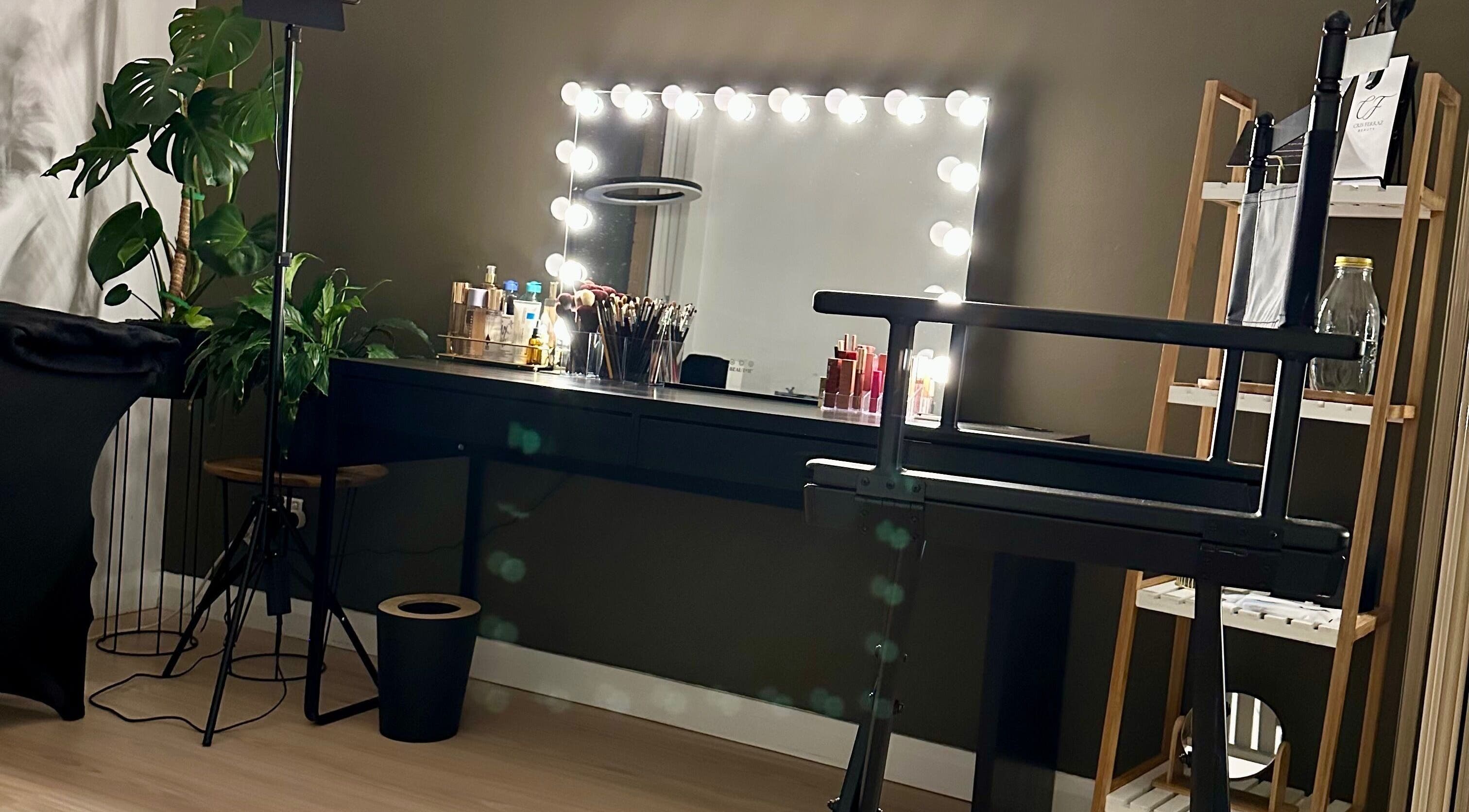 Estação de maquiagem iluminada no Cris Ferraz Beauty, Sydney, New South Wales, AU.