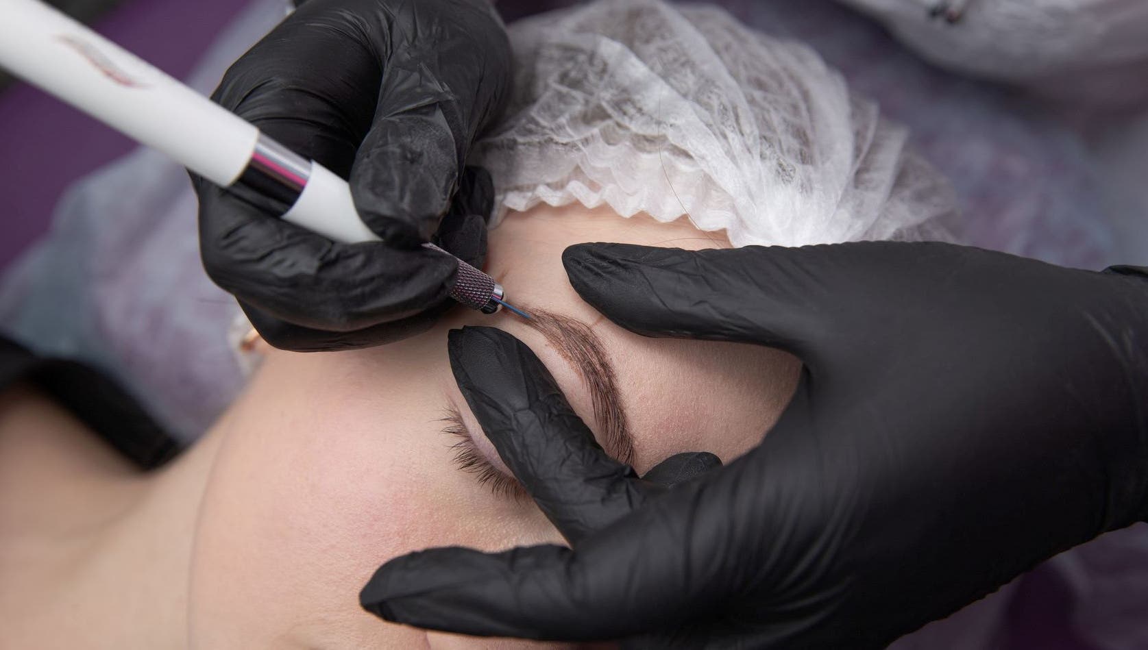 Microblading des sourcils au Centre Permaligne - Surgères, situé à Surgères, Nouvelle-Aquitaine, FR.