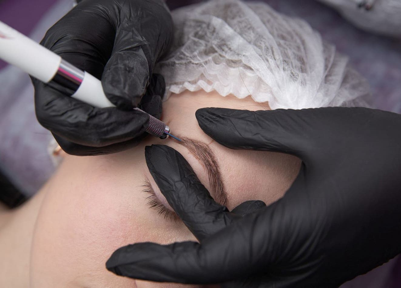Microblading des sourcils au Centre Permaligne - Surgères, situé à Surgères, Nouvelle-Aquitaine, FR.