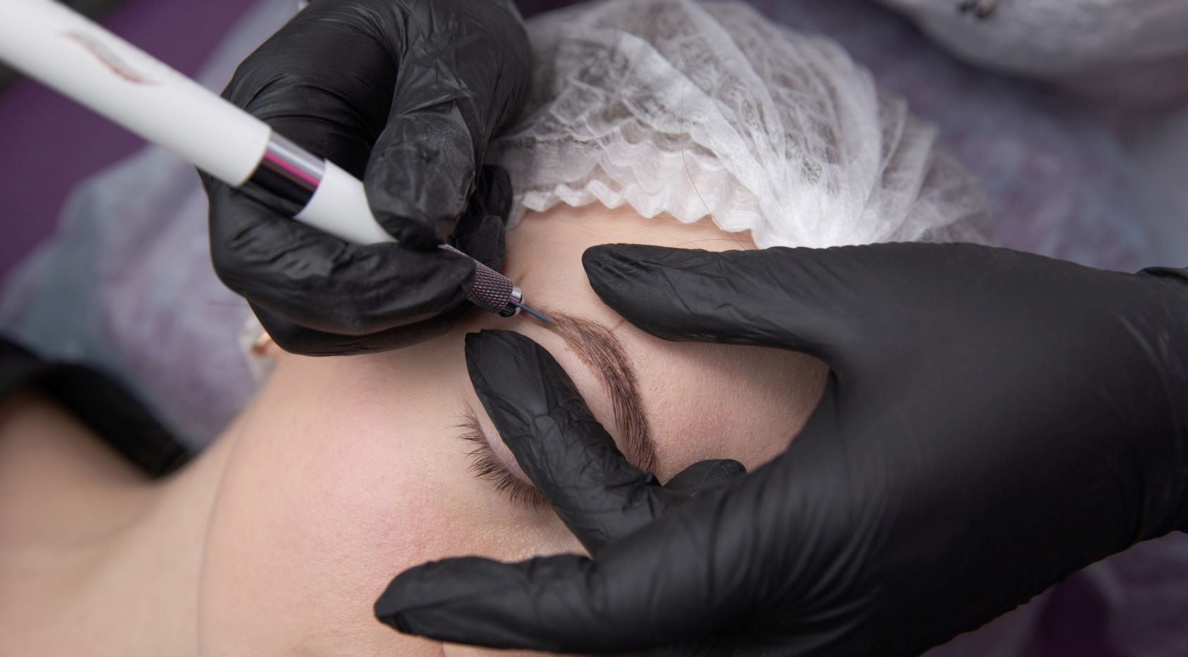Microblading des sourcils au Centre Permaligne - Surgères, situé à Surgères, Nouvelle-Aquitaine, FR.
