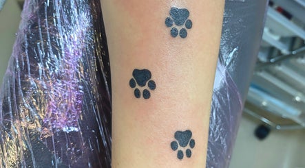 Tatouage pattes sur bras à Centre Permaligne - Surgères, Nouvelle-Aquitaine, FR, soins tatouage professionnels.