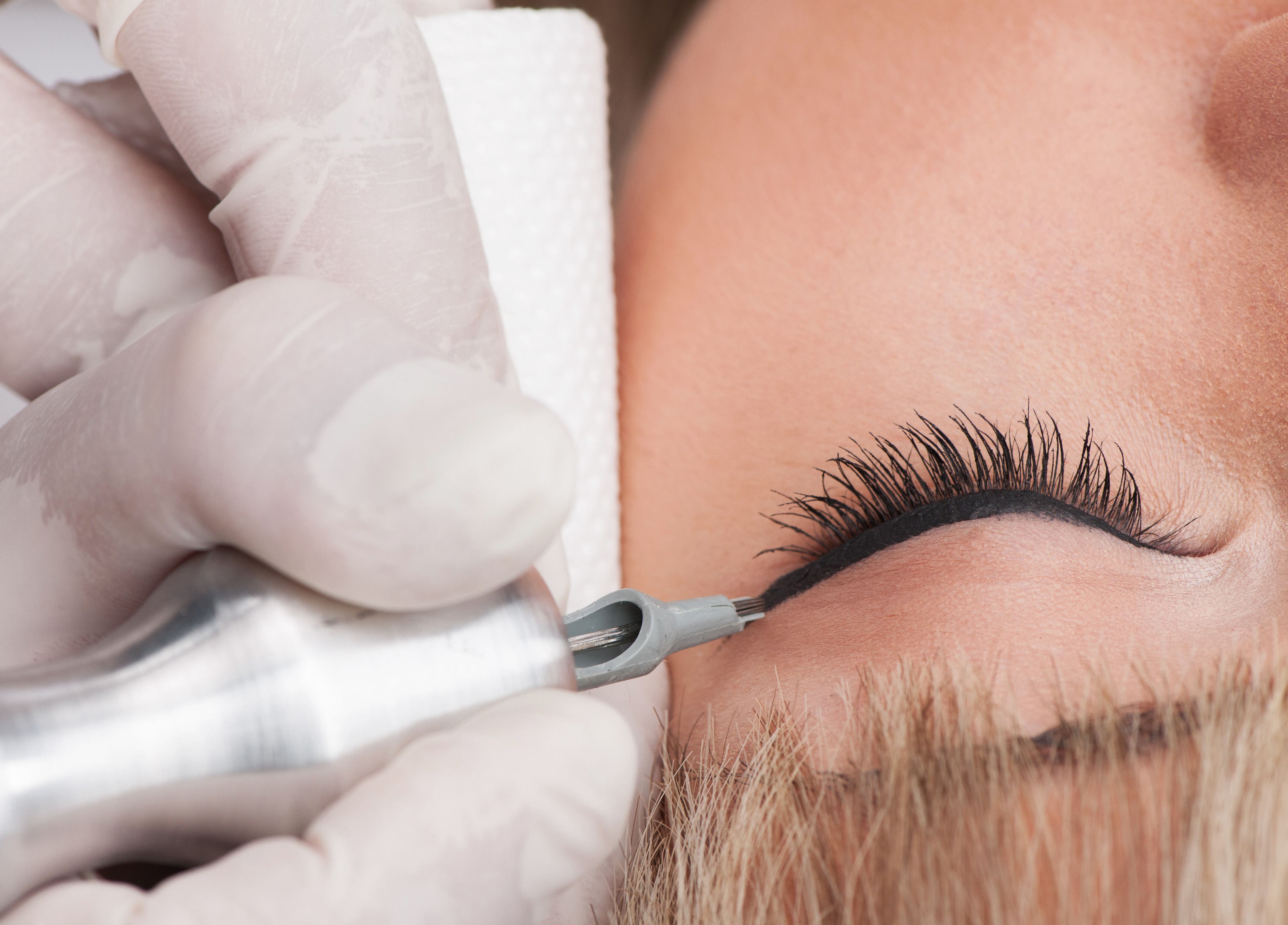 Maquillage permanent des yeux au Centre Permaligne - Surgères, à Surgères, Nouvelle-Aquitaine, FR.