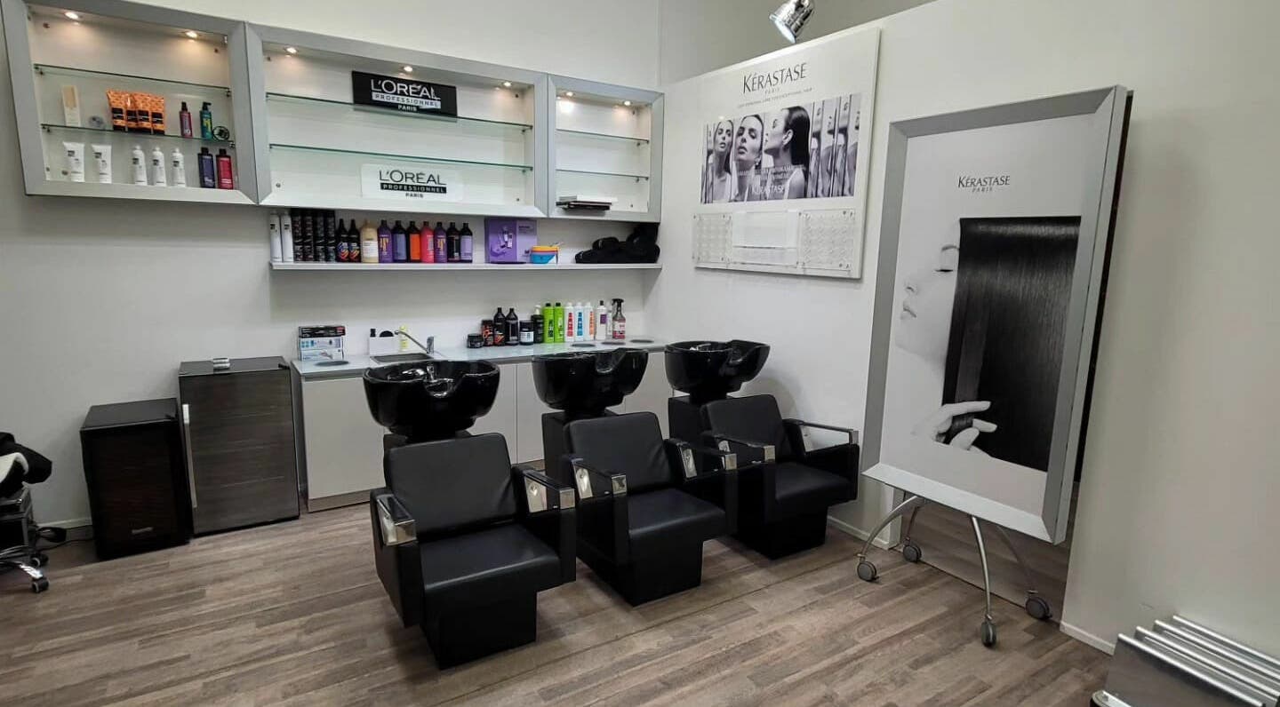 Sleek wash stations at Hairspace PRG, Hlavní Město Praha, CZ, offering premium haircare services.