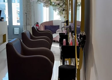 Interior do Albacoa Salon em Viana Do Castelo, PT, com elegantes cadeiras e decoração floral.