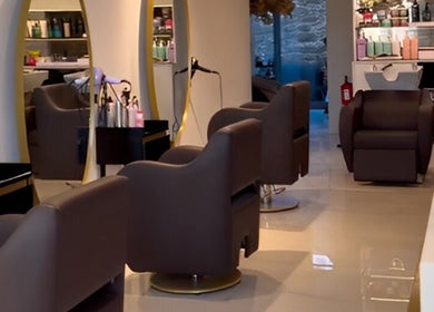 Interior moderno do Albacoa Salon, Viana Do Castelo, PT com cadeiras confortáveis e espelhos elegantes.