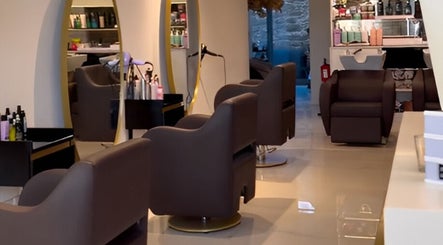 Interior moderno do Albacoa Salon, Viana Do Castelo, PT com cadeiras confortáveis e espelhos elegantes.