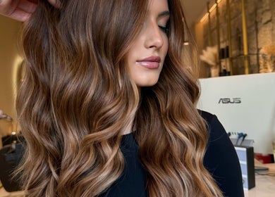 Mulher com cabelo ondulado e brilhante em Albacoa Salon, Viana Do Castelo, Viana Do Castelo, PT.
