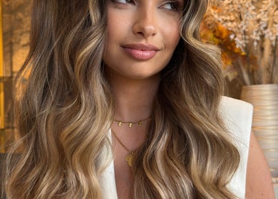 Mulher com cabelo estiloso no Albacoa Salon, Viana Do Castelo, Viana Do Castelo, PT.