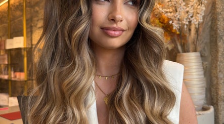 Mulher com cabelo estiloso no Albacoa Salon, Viana Do Castelo, Viana Do Castelo, PT.