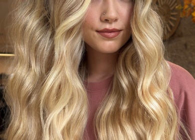 Cabelo loiro com ondas no Albacoa Salon, Viana Do Castelo, Viana Do Castelo, PT.