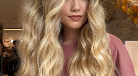 Cabelo loiro com ondas no Albacoa Salon, Viana Do Castelo, Viana Do Castelo, PT.