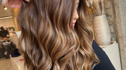 Cabelo ondulado impecável no salão Kewvin Bauer, Porto, Porto, PT.