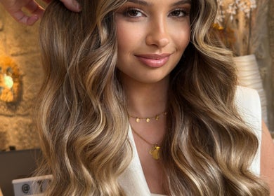 Modelo com cabelo ondulado no Kewvin Bauer em Porto, Porto, PT. Detalhe em salão sofisticado.