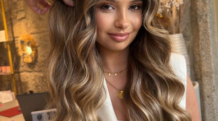 Modelo com cabelo ondulado no Kewvin Bauer em Porto, Porto, PT. Detalhe em salão sofisticado.