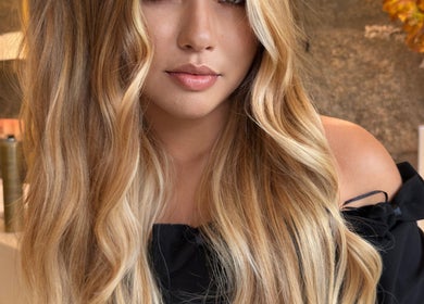 Cabelo loiro e ondulado no salão Kewvin Bauer, Porto, Porto, PT, destacando estilo sofisticado.