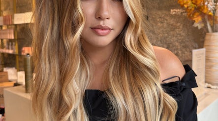 Cabelo loiro e ondulado no salão Kewvin Bauer, Porto, Porto, PT, destacando estilo sofisticado.