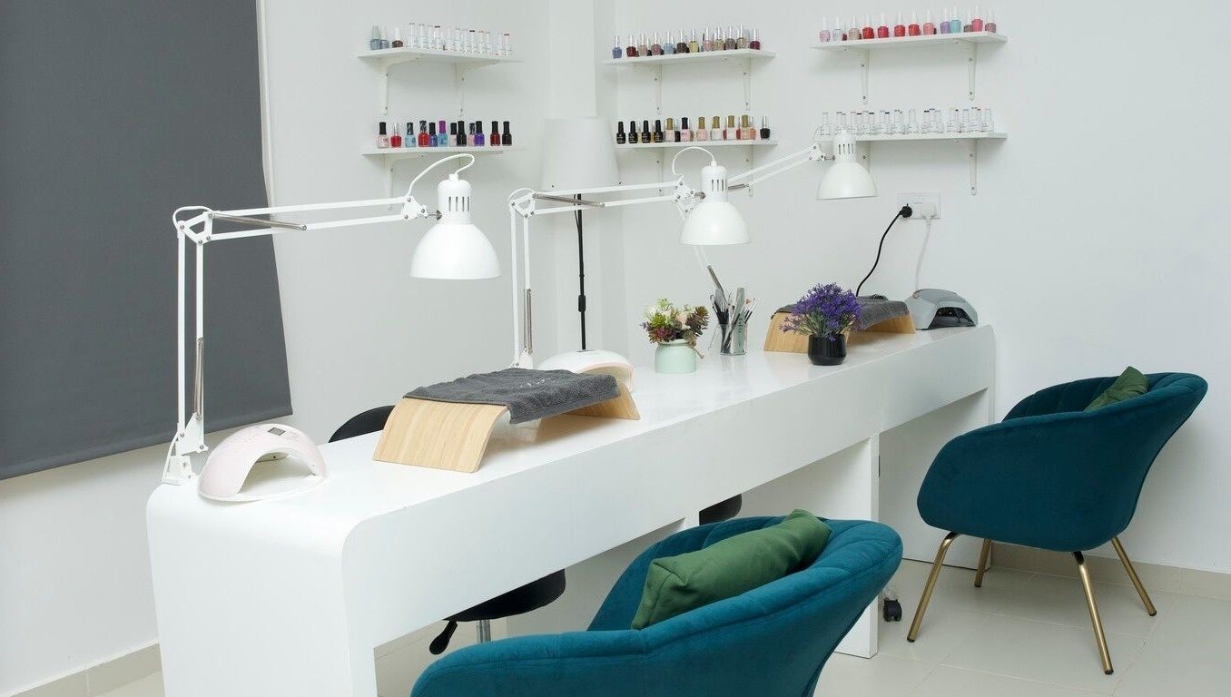 منظر داخلي لصالون الأظافر في koheel & Ketha، سماد آل شان، محافظة شمال الشرقية، عمان.