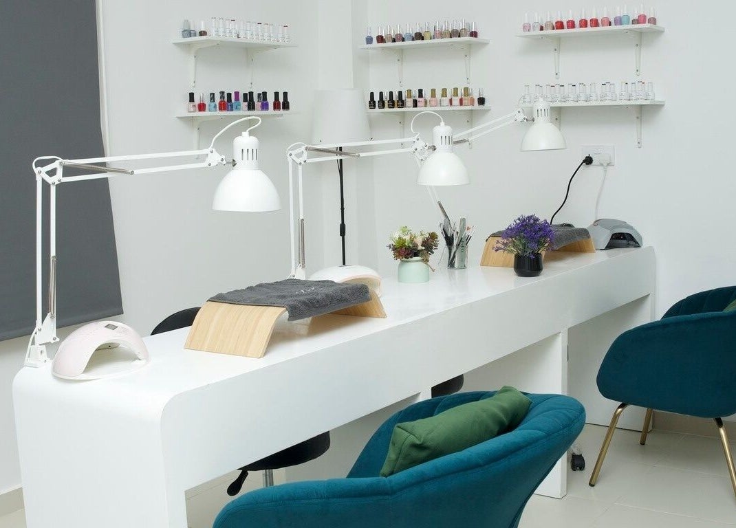 منظر داخلي لصالون الأظافر في koheel & Ketha، سماد آل شان، محافظة شمال الشرقية، عمان.