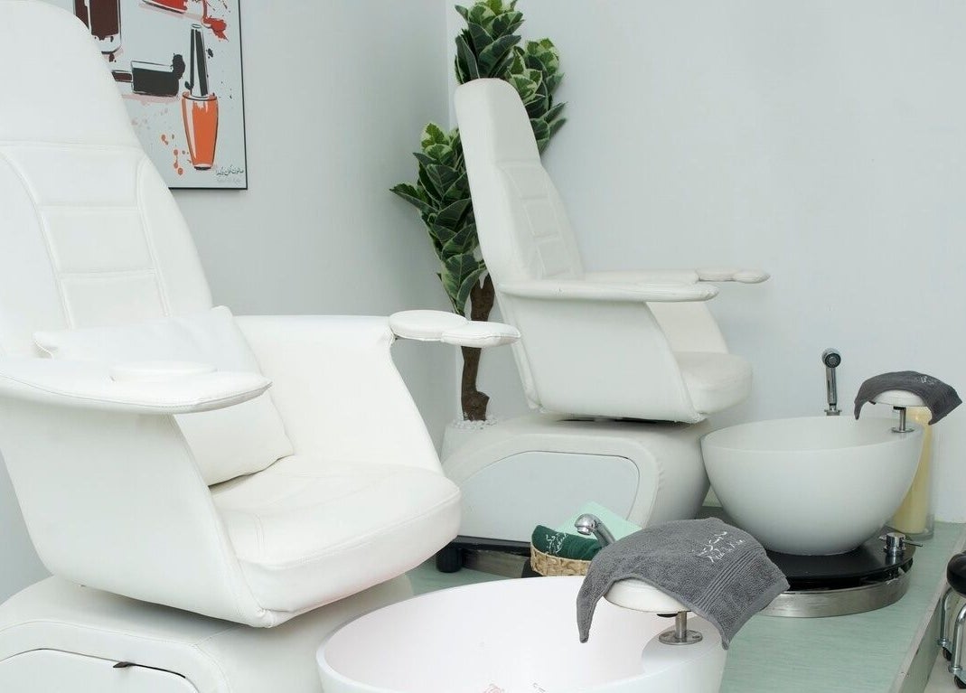 مقاعد بيضاء فاخرة لجلسات العناية في koheel & Ketha، سماد الشان، محافظة شمال الشرقية، عمان.