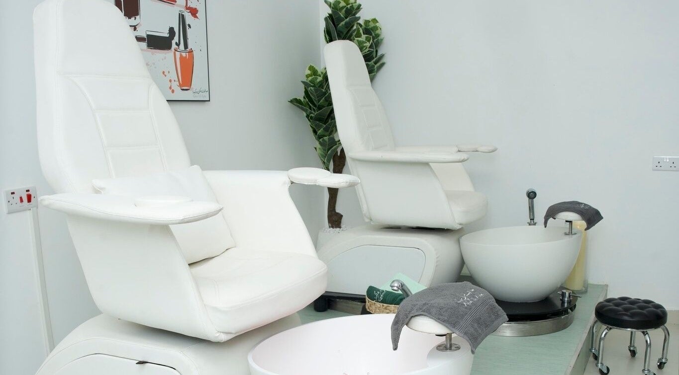 مقاعد بيضاء فاخرة لجلسات العناية في koheel & Ketha، سماد الشان، محافظة شمال الشرقية، عمان.