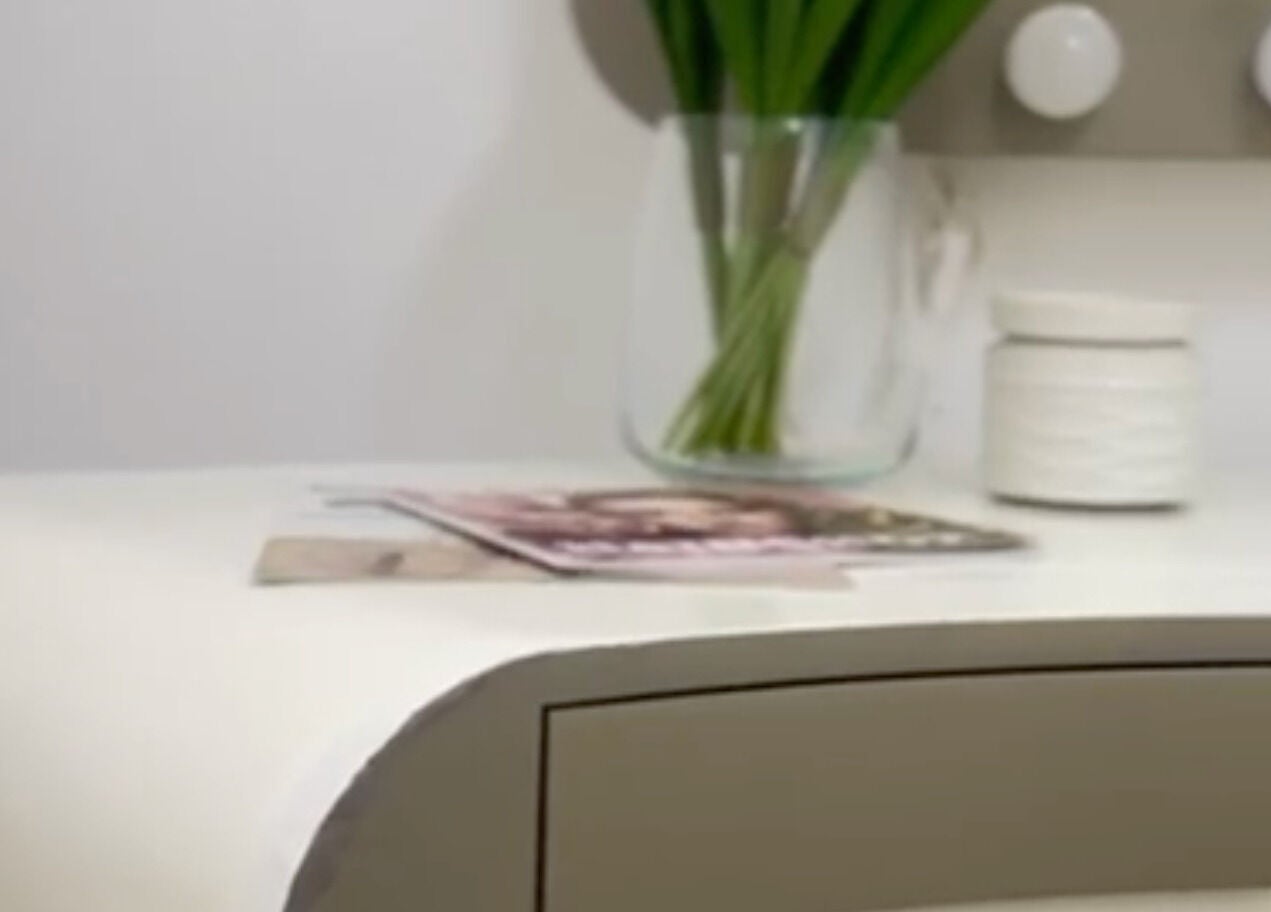 زاوية طاولة أنيقة مع زهور في koheel & Ketha، سماد الشأن، عمان.