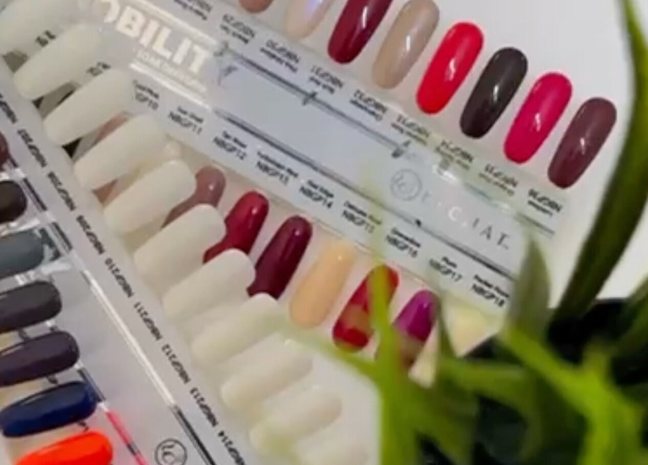 لوحة ألوان أظافر في koheel & Ketha، سماد الشأن، شمال الشرقية، OM. تجربة طلاء مميزة.