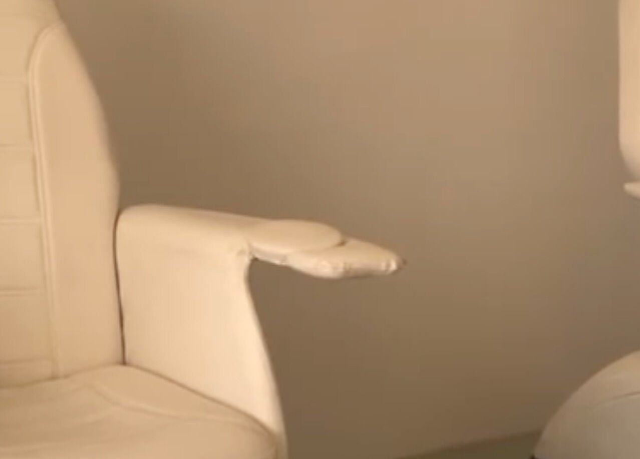 مقاعد بيضاء لراحتك في koheel & Ketha، Samad Al Shan، Ash Sharqiyah North Governorate، OM.