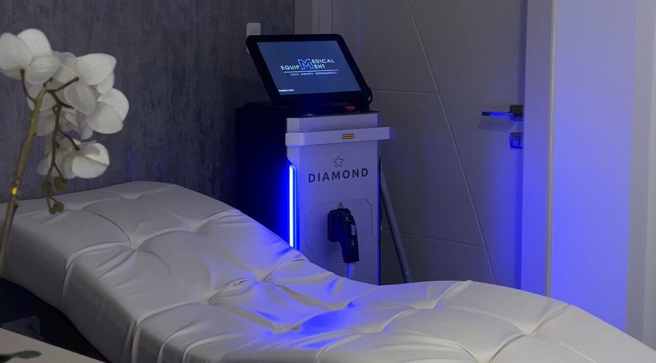 Sala de tratamientos en Lab Laser Spa, Quito, Pichincha, EC, mostrando equipo láser avanzado.