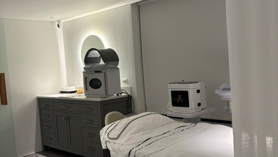 Spa treatment room at Nu Clinic, Hà Nội, VN with modern equipment and a cozy ambiance.
