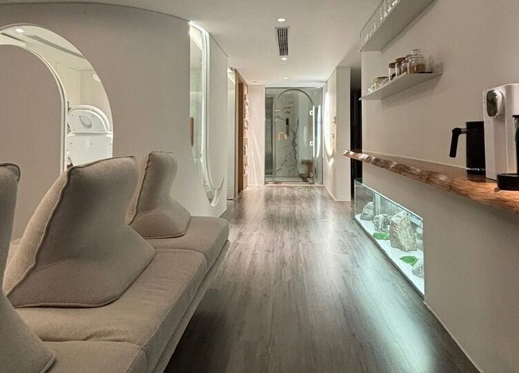 Nu Clinic lounge area with modern decor and soft lighting in Hà Nội, Hà Nội, VN.