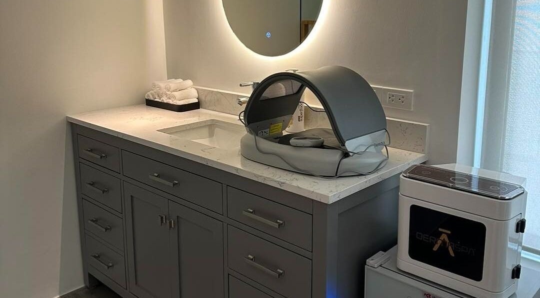Nu Clinic's sleek treatment area in Hà Nội, VN, showcasing modern equipment and a serene atmosphere.